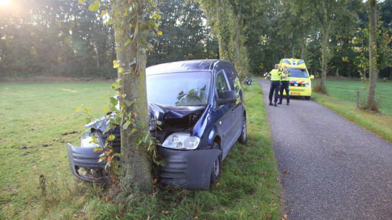 Vrouw knalt met auto tegen boom in Helenaveen