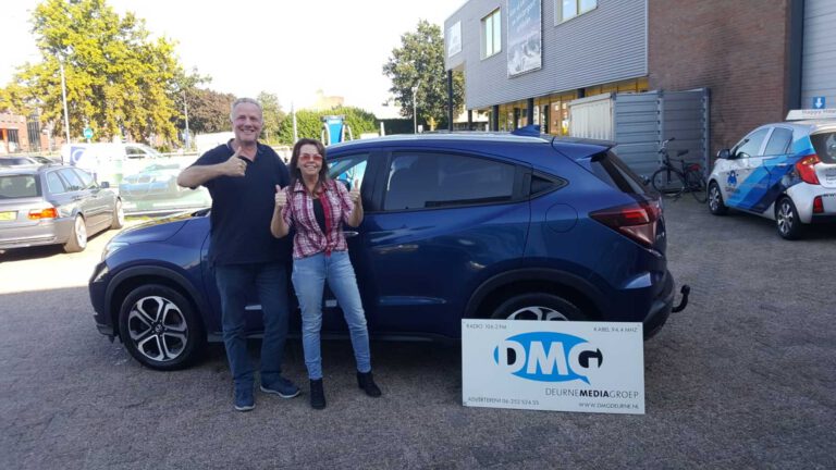 DMG-dj’s steken handen uit de mouwen en wassen auto eerste winnaar Carwash-actie