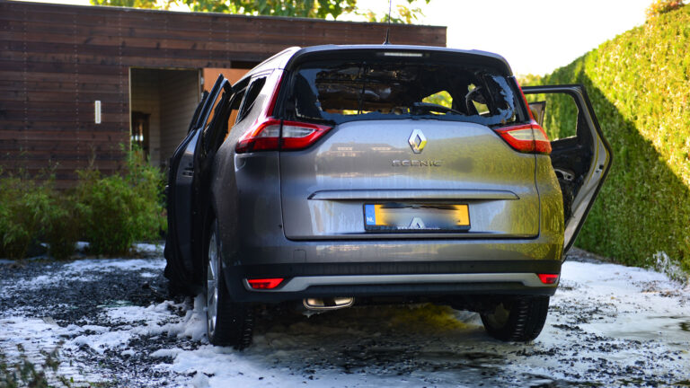 Auto brandt uit op Diepenbroek Deurne