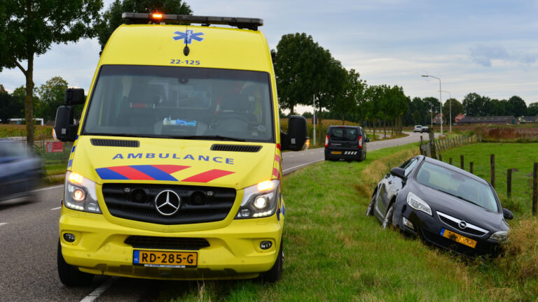 Auto belandt in greppel op Grote Bottel in Deurne