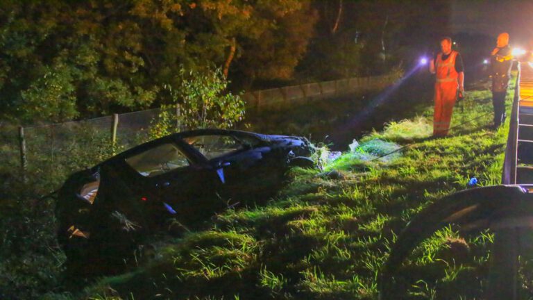 Auto raakt van de weg op A67 bij Helenaveen