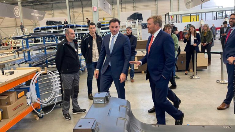 [VIDEO] Grote belangstelling voor Koning die nieuwe fabriekshal Ebusco opent in Deurne