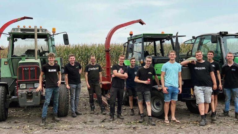 Vriendengroep uit Liessel haalt de mais binnen ‘net als vruuger’