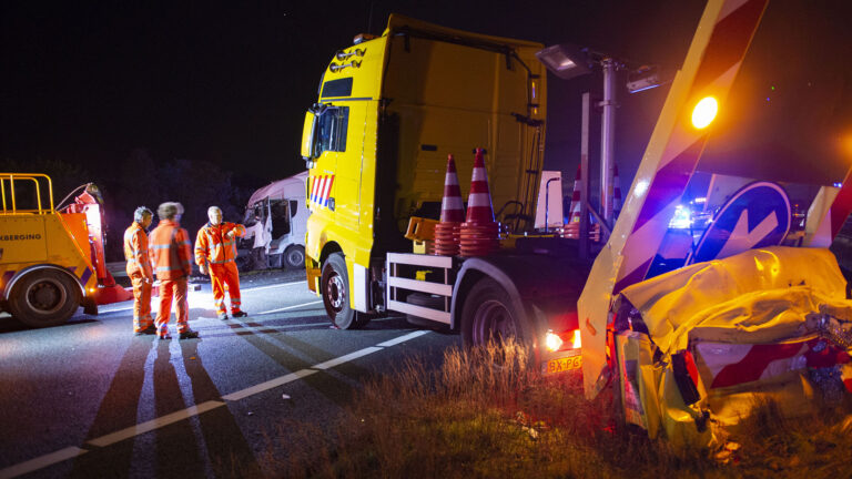 Vrachtwagenchauffeur valt in slaap achter het stuur en ramt botsabsorber A67
