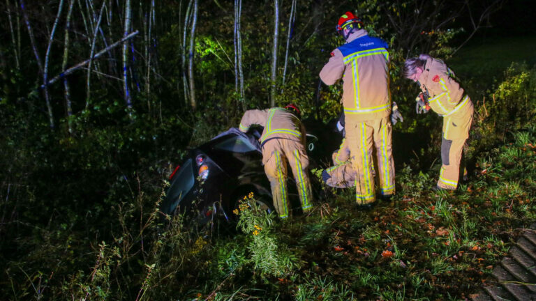 Auto raakt van de weg in Helenaveen