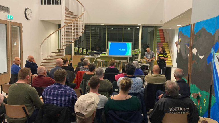 Wijkraad Koolhof heeft geen vertrouwen in gemeentebeleid met minder wijkwerkers
