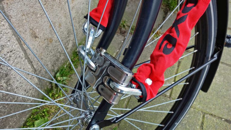 Politie geeft op de Markt in Deurne tips over hoe je fiets- en E-bikediefstal voorkomt