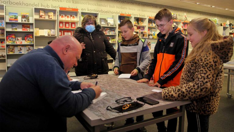 [VIDEO] Peter Gillis ‘hatseflatst’ voor fans zijn handtekening in nieuwe boeken