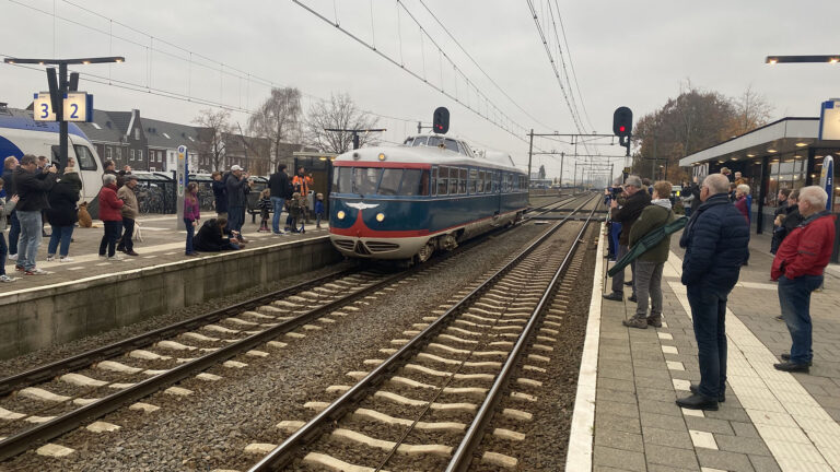 [VIDEO] Voormalige NS-directietrein ‘De Kameel’ trekt veel bekijks op station Deurne
