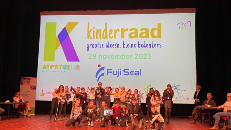 Kinderen presenteren adviezen en ideeën over plasticrecycling in Cultuurcentrum Deurne