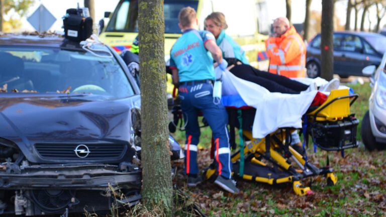 Aanrijding met twee auto’s in Liessel; één gewonde