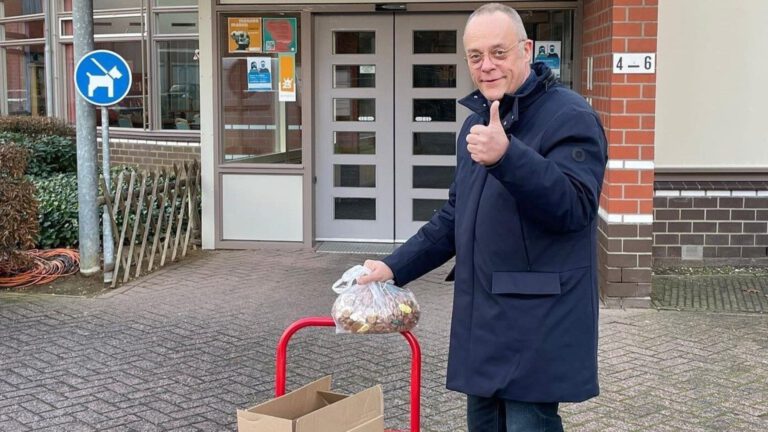 Centrummanager Peter Thijssen van ‘DasMooiDeurne’ verblijdt ouderen met snoepgoed