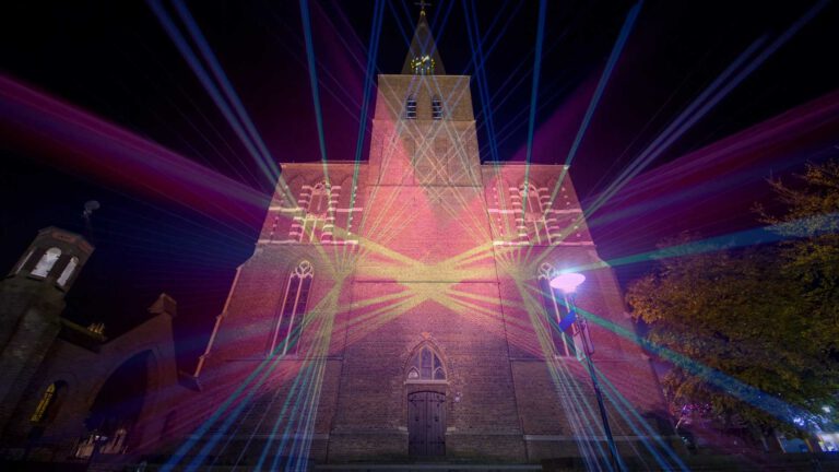 Willibrorduskerk viert Deurne 1300 met grote lasershow begeleid op Smitsorgel