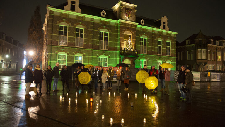 Dertigtal protesteert tegen coronamaatregelen en tweedeling in samenleving