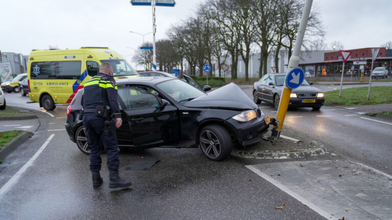 Auto knalt op lantaarnpaal Binderendreef; politie vindt lachgasfles in voertuig