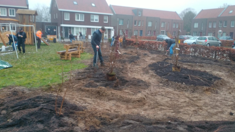 Bewoners Wilgenhof geven plein metamorfose