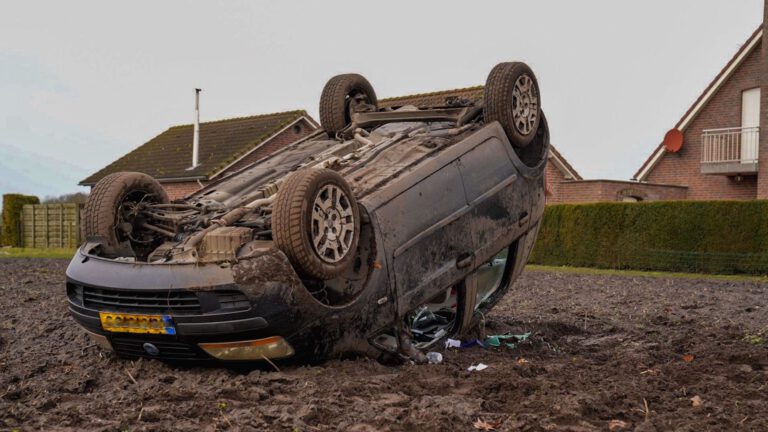 Auto belandt op de kop in weiland Neerkant
