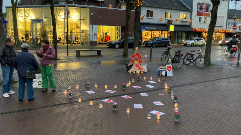 Protest met hart van kaarsen tegen coronabeleid op Markt Deurne