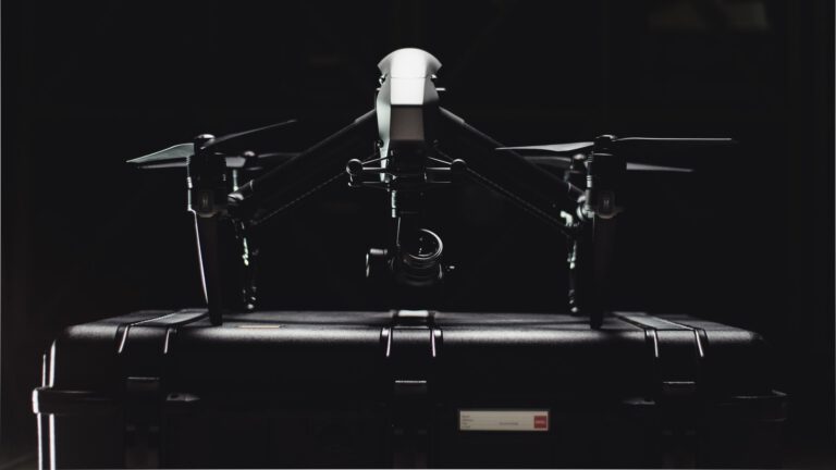 Overvliegende drone met schijnwerper houdt gemoederen bezig in Heiakker Deurne