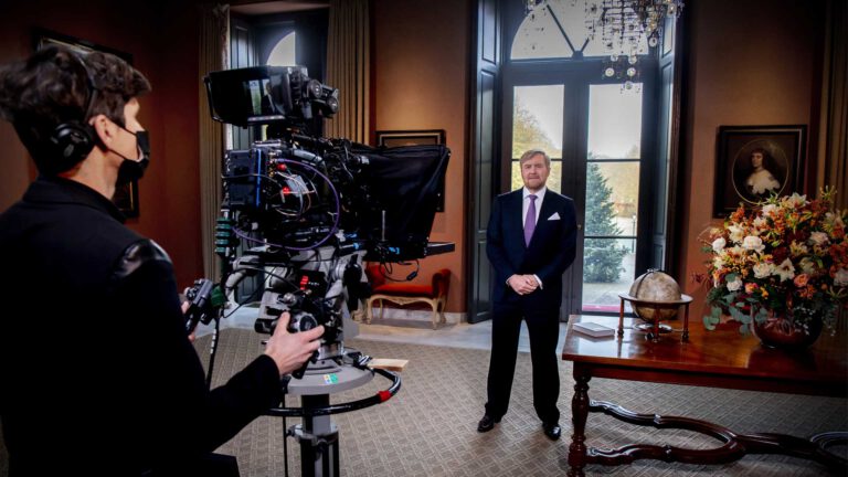Koning roemt Deurnese Ebusco om ambitie en trots in jaarlijkse kersttoespraak