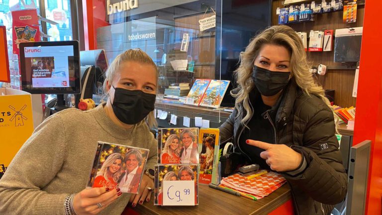 Natasja Poels levert haar kerst-cd’s ‘Merry Christmas’ af bij Bruna Deurne