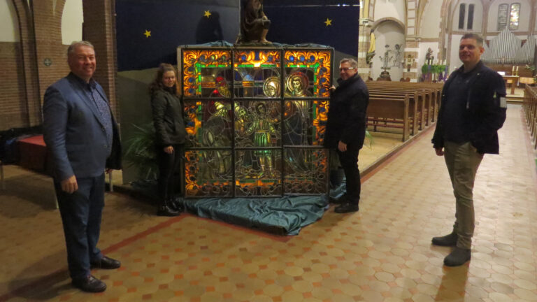 Oud glas in loodraam Sint Jozefkerk gerestaureerd