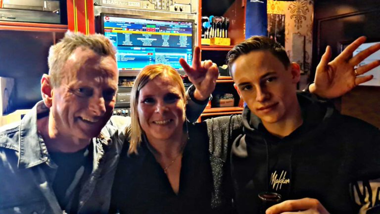 20 jaar Café ’t Pandje met Timo en Laila in de Molenstraat; ’tijd voor een nieuw hoofdstuk’