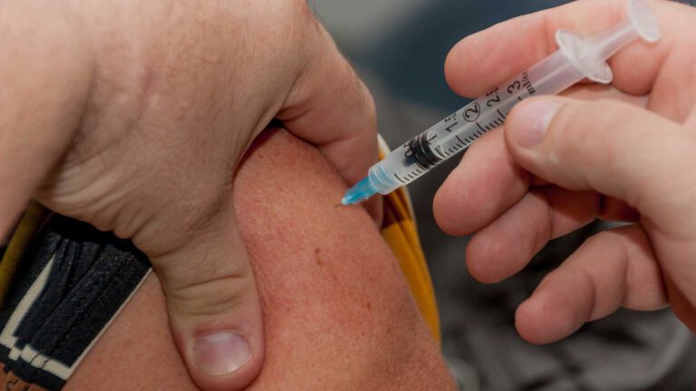 Nog eens 3 Deurnese huisartsenpraktijken gaan boostervaccinaties zetten in Willibrorduskerk