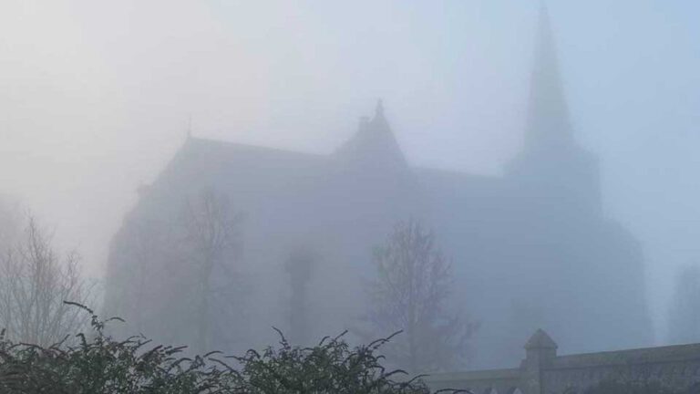 Dichte mist in regio Deurne laat Willibrorduskerk ‘verdwijnen’