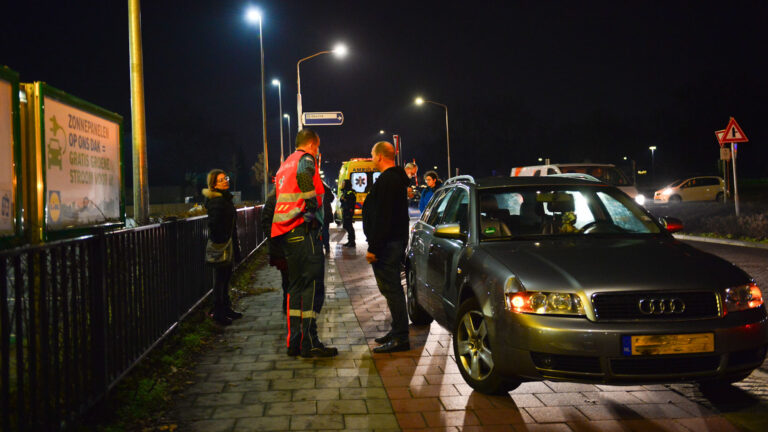 Fietser op Vlierdensweg Deurne klapt na aanrijding tegen verkeerspaal