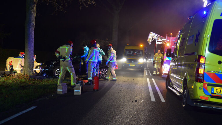 Auto raakt in flauwe bocht van de weg en botst tegen boom op Milheezerweg