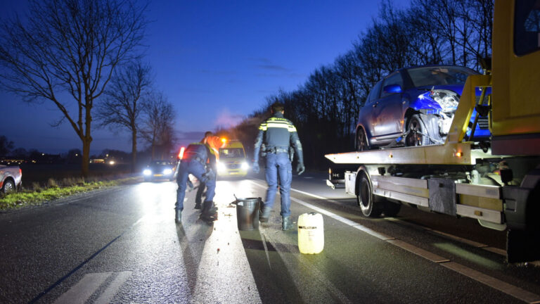 Drie auto’s botsen op elkaar op de Helmondsingel