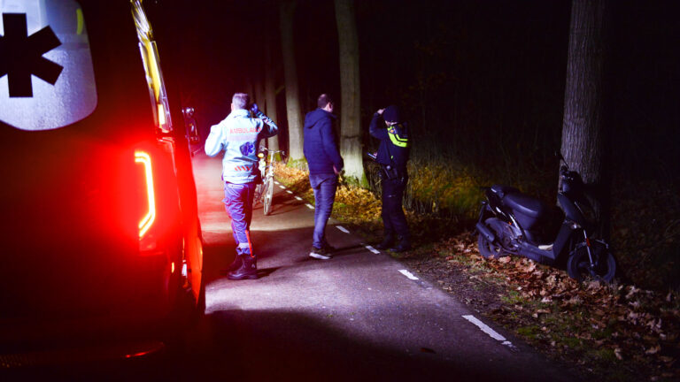 Brommerrijder ligt gewond in Zandbos