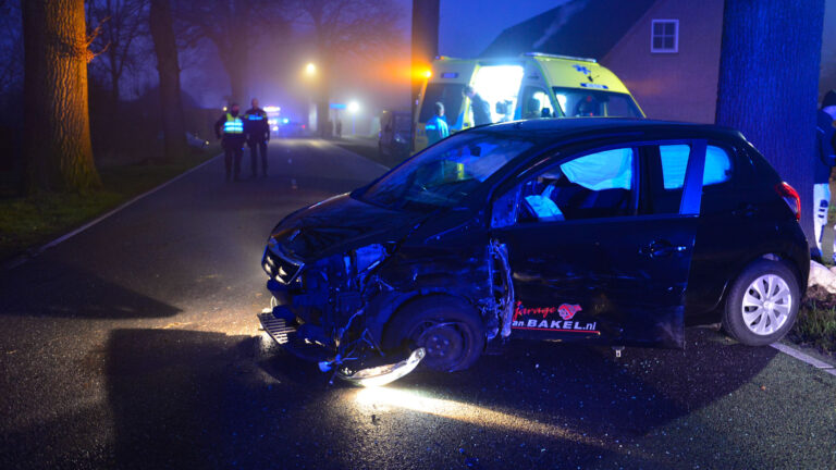 Twee auto’s botsen frontaal op elkaar in Liessel