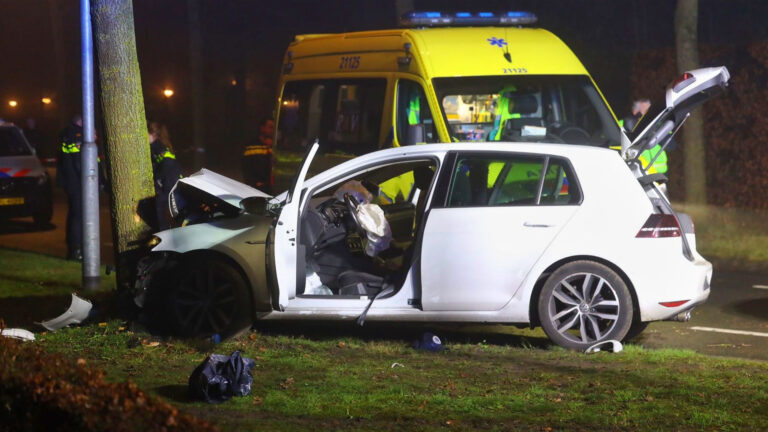 Man (44) uit Liessel zwaargewond na crash met gestolen auto in Veghel
