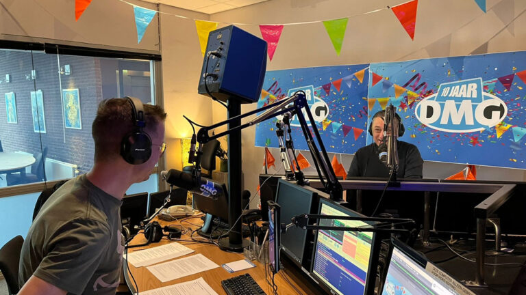 Jubileum DMG spetterend van start; Burgemeester Buter geeft startsein voor feestweekend