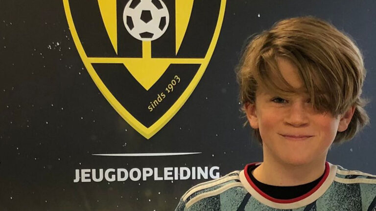 Jeugdtalent Jazz Thielen (12) maakt overstap van SV Deurne naar VVV in zijn Ajax-shirt