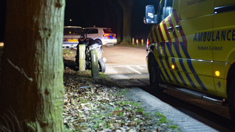 Brommer van achter aangereden op Snoertsebaan