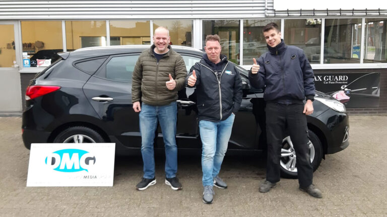 [VIDEO] DMG-dj’s laten auto van Nick Evers uit Meijel weer blinken