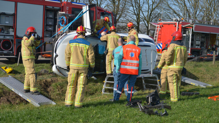 Auto op zijn kant op Deurneseweg in Ommel