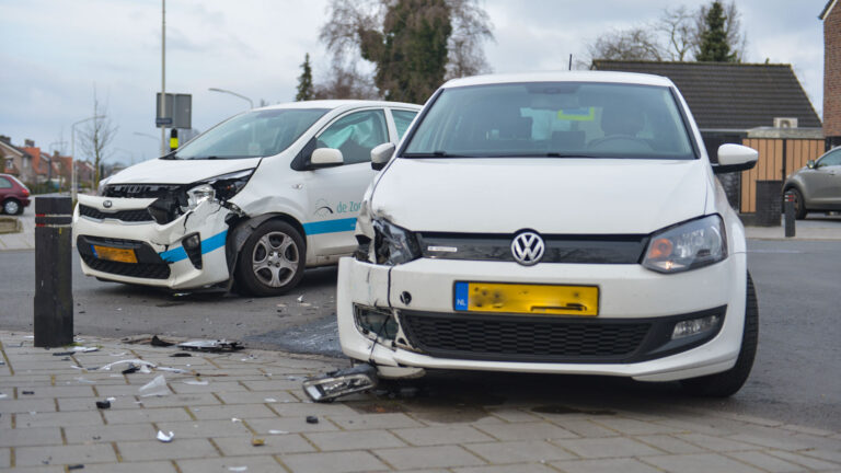 Blikschade bij botsing tussen twee auto’s in Blasiusstraat Deurne