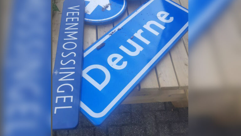 Politie treft bij aanhouding in Asten straat- en plaatsnaamborden uit Deurne aan