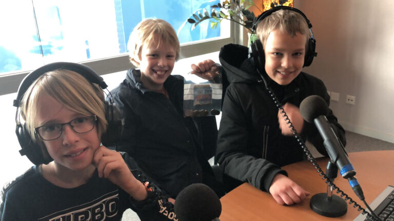 Kinderen halen geld op met statiegeldflessen voor ‘Deurne in actie voor Oekraïne’
