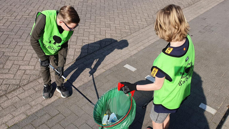 Gemeente Deurne weer wat schoner door actie van 100 basisschoolleerlingen