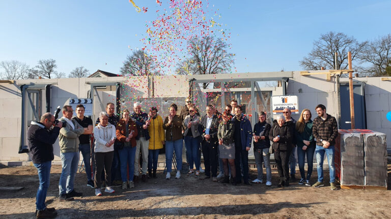 Start nieuwbouw in Helenaveen; bewoners en wethouder Verhees leggen eerste steen