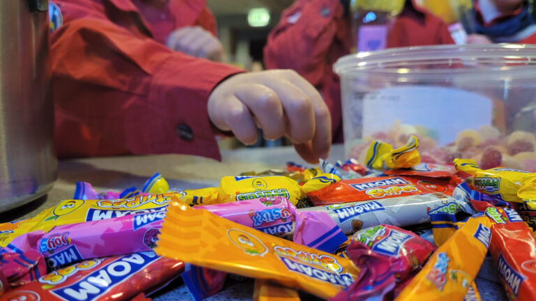 Kinderen van Scouting Deurne maken snoepzakken voor Oekraïne