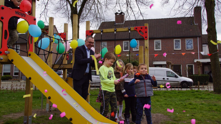 Wethouder Verhees opent nieuw speelveldje Reusel Deurne; feestje met ‘een luchtje’