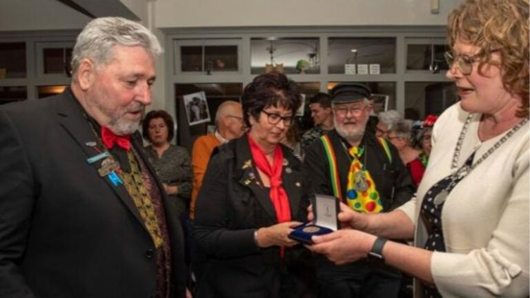 Burgemeester Buter reikt Penning van Verdienste uit aan Teunis en Wilma Kastelijn