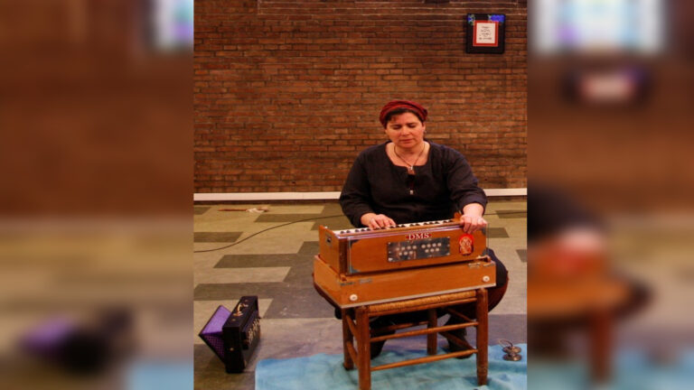 Mantra’s zingen tijdens ‘Open Podium’ in Groot Atelier Wiegermuseum