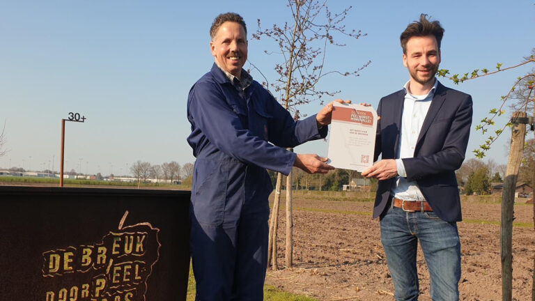 Eerste markeringsbordje van bijzondere plekken Geopark Peelhorst en Maasvallei voor boer Henk